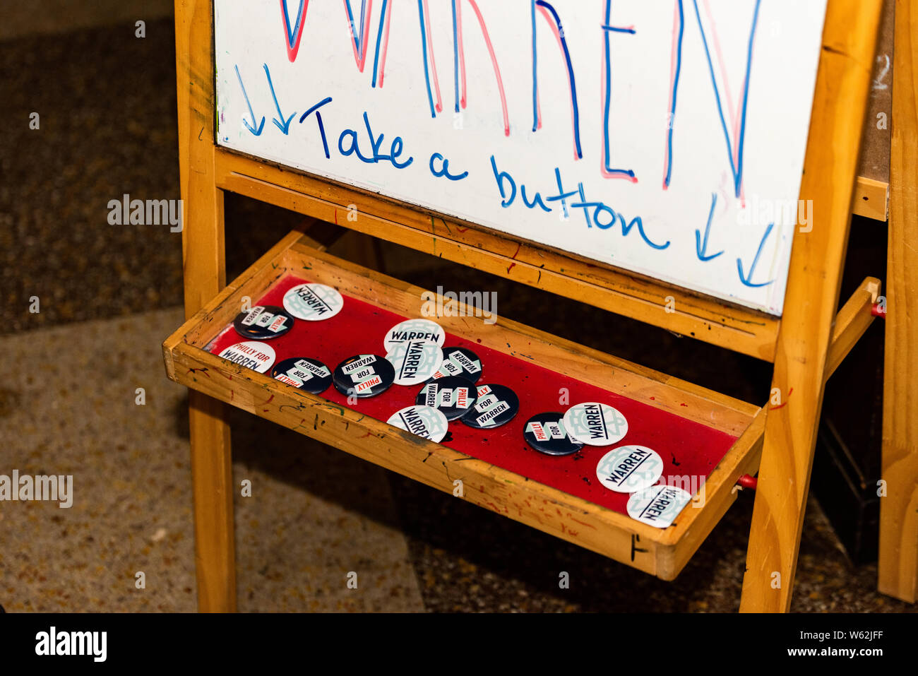 Philadelphia, New Jersey / STATI UNITI D'AMERICA. Philadelphia residenti a raccogliere Noona's Pizza in Mt arioso per visualizzare la presidenziale democratico dibattito sulla birra e pizza. Luglio 30, 2019. Photo credit: Chris Baker Evens. Foto Stock