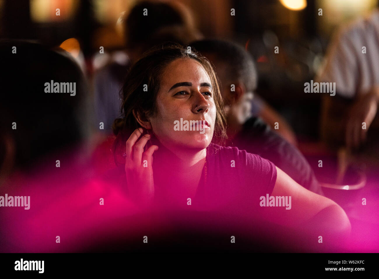 Philadelphia, New Jersey / STATI UNITI D'AMERICA. Philadelphia residenti a raccogliere Noona's Pizza in Mt arioso per visualizzare la presidenziale democratico dibattito sulla birra e pizza. Luglio 30, 2019. Photo credit: Chris Baker Evens. Foto Stock