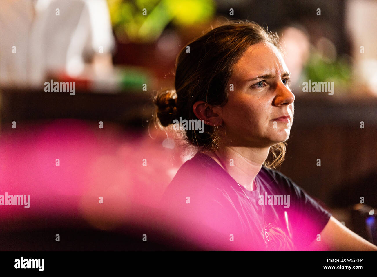 Philadelphia, New Jersey / STATI UNITI D'AMERICA. Philadelphia residenti a raccogliere Noona's Pizza in Mt arioso per visualizzare la presidenziale democratico dibattito sulla birra e pizza. Luglio 30, 2019. Photo credit: Chris Baker Evens. Foto Stock