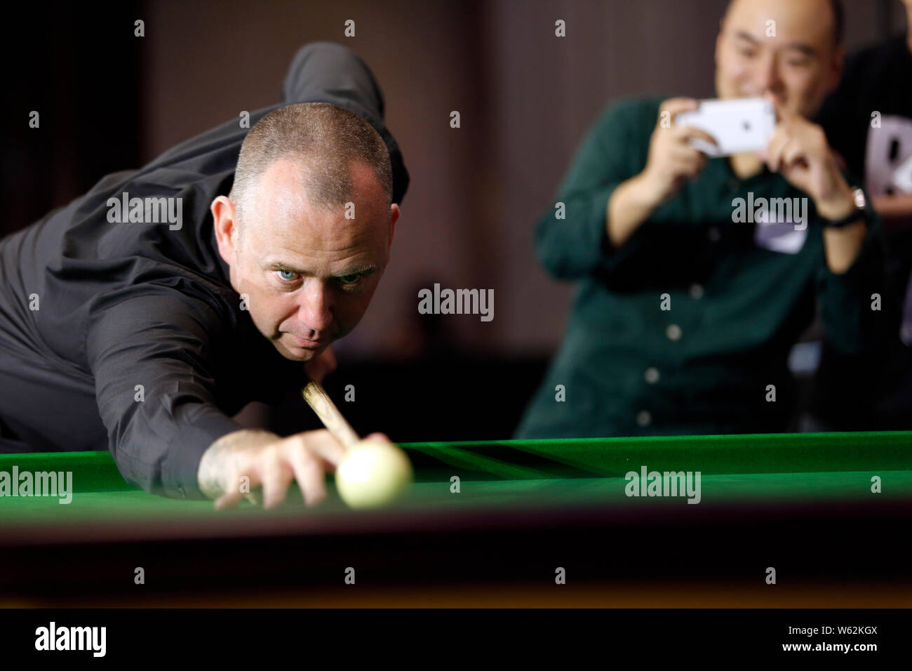 Mark Williams del Galles partecipa ad un evento riunione per il 2018 Macao Masters snooker nel torneo di Macao, Cina, 23 ottobre 2018. World Snooker classe r Foto Stock
