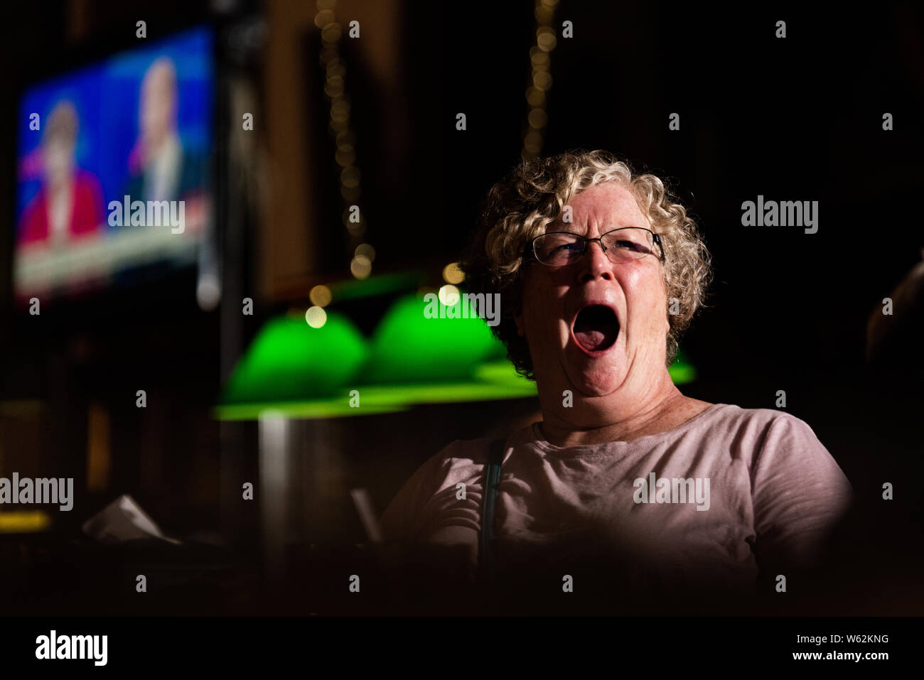 Philadelphia, New Jersey / STATI UNITI D'AMERICA. Philadelphia residenti a raccogliere Noona's Pizza in Mt arioso per visualizzare la presidenziale democratico dibattito sulla birra e pizza. Luglio 30, 2019. Photo credit: Chris Baker Evens. Foto Stock