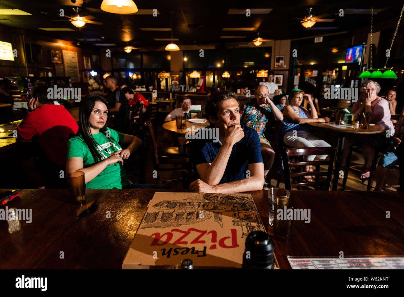 Philadelphia, New Jersey / STATI UNITI D'AMERICA. Philadelphia residenti a raccogliere Noona's Pizza in Mt arioso per visualizzare la presidenziale democratico dibattito sulla birra e pizza. Luglio 30, 2019. Photo credit: Chris Baker Evens. Foto Stock