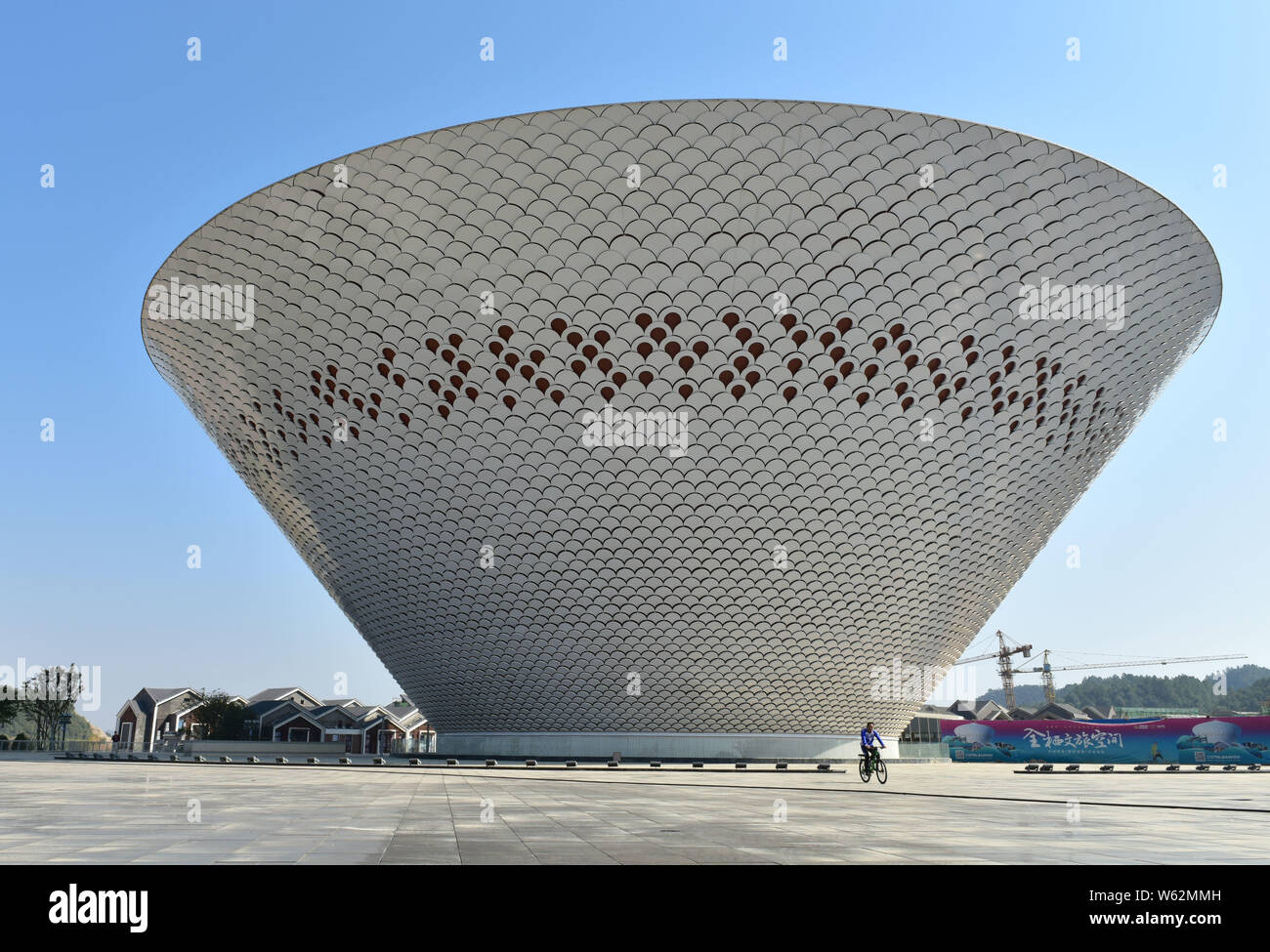 Il più grande del mondo di vaso in ceramica, che è un arte di installazione in primo piano la forma di un vaso di ceramica , viene inaugurato nella città di Jingdezhen, EST C Foto Stock
