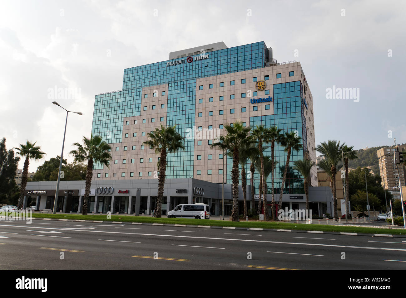 Haifa, Israele - 21 Ottobre 2018: Moderno edificio multipiano con Audi, Hundai Unitask e logotipi. Uffici di famose aziende di Haifa israeliano Foto Stock