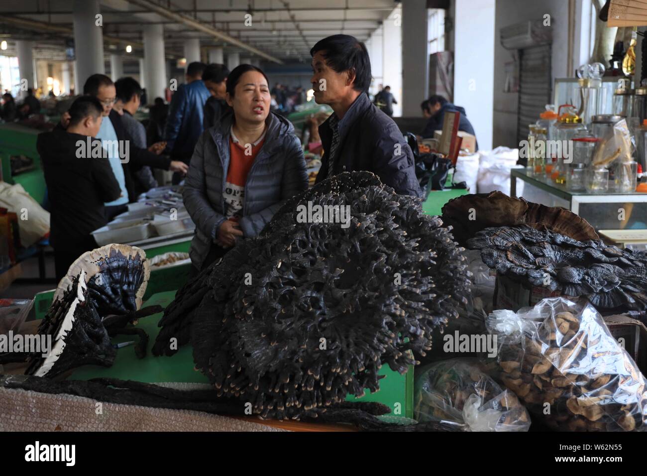 I clienti a fare acquisti per il cinese tradizionale medicine (TCM) in Cina il più grande mercato del TCM, il Anguo medicina tradizionale cinese mercato, nella città di Anguo, Ba Foto Stock