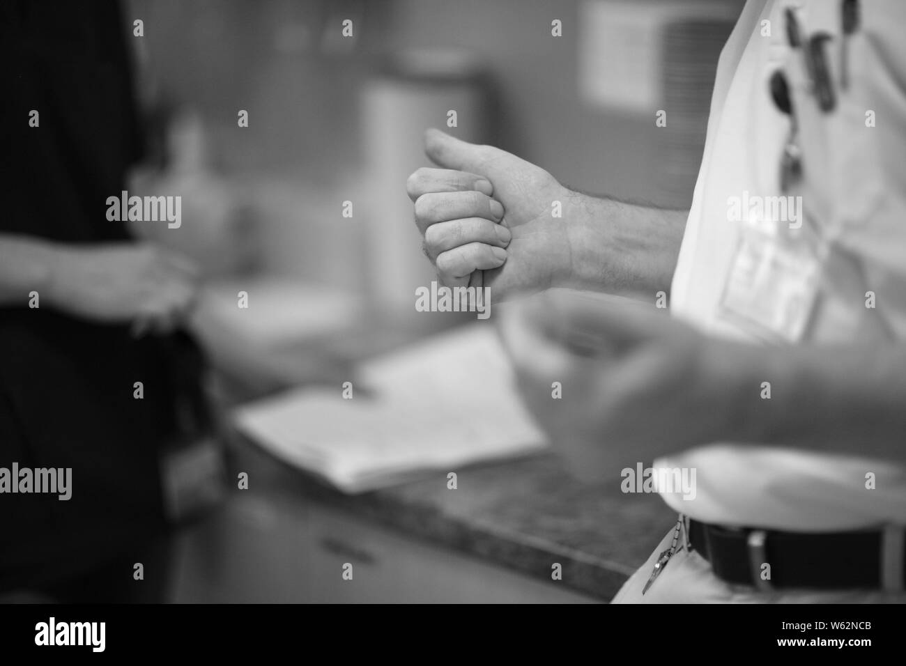 Medico serrata a mano in pugno. Foto Stock