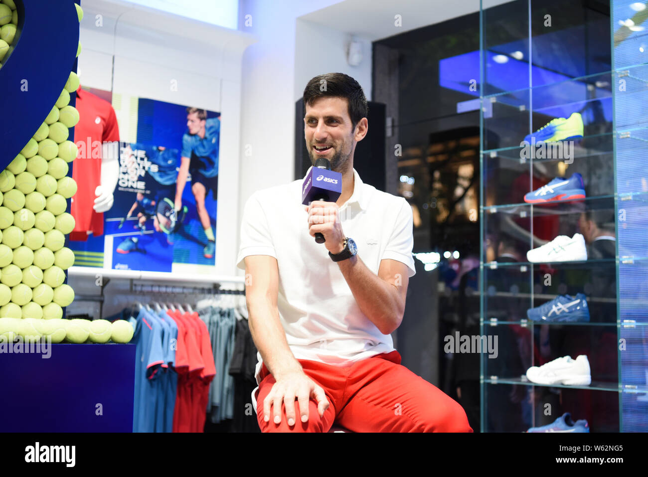 Il serbo la stella del tennis Novak Djokovic partecipa ad un evento promozionale per Asics davanti al Rolex Masters di Shanghai 2018 Torneo di tennis a Shanghai in Cina Foto Stock