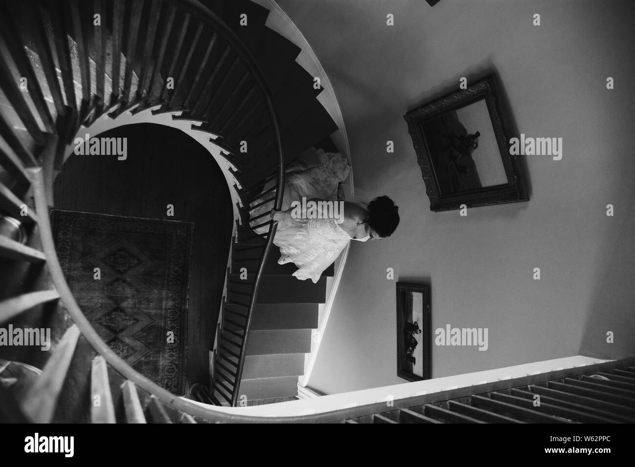 Una sposa desending giù per le scale di Huntsville,AL Foto Stock