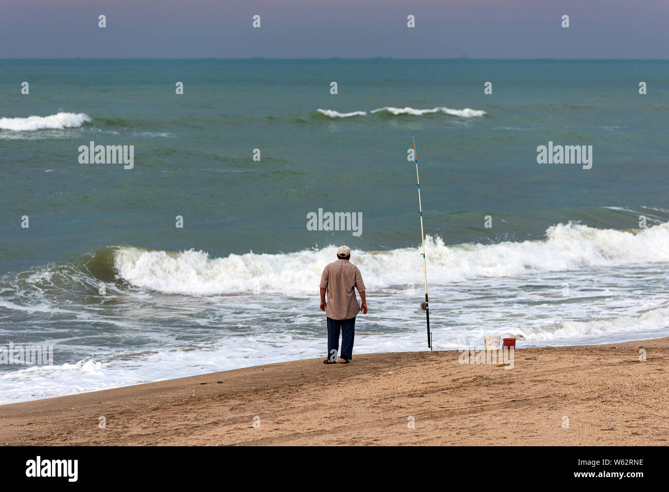 Poveri pescatore sulla ocean shore Foto Stock