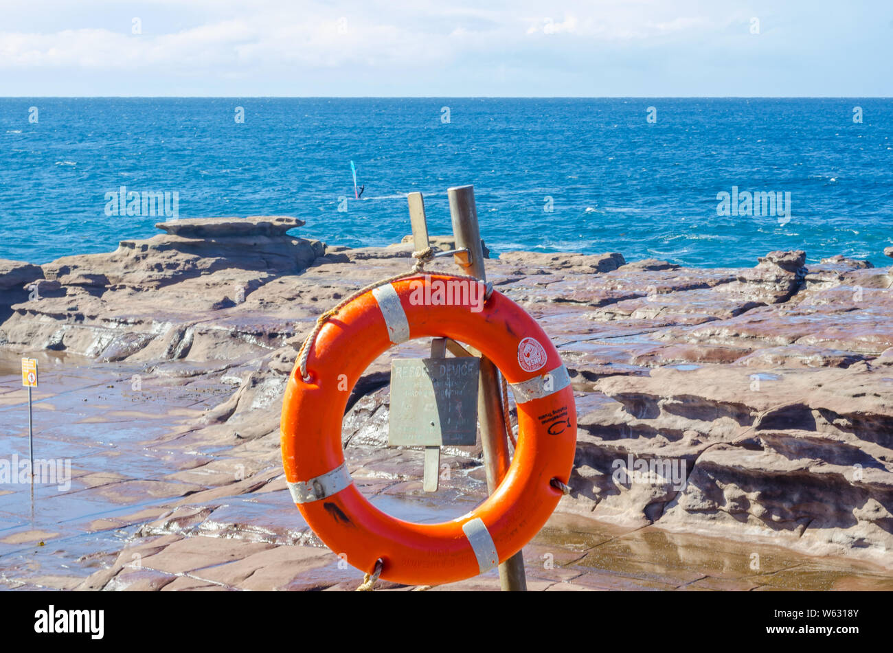 Anello di vita con windsurf sull'oceano Foto Stock