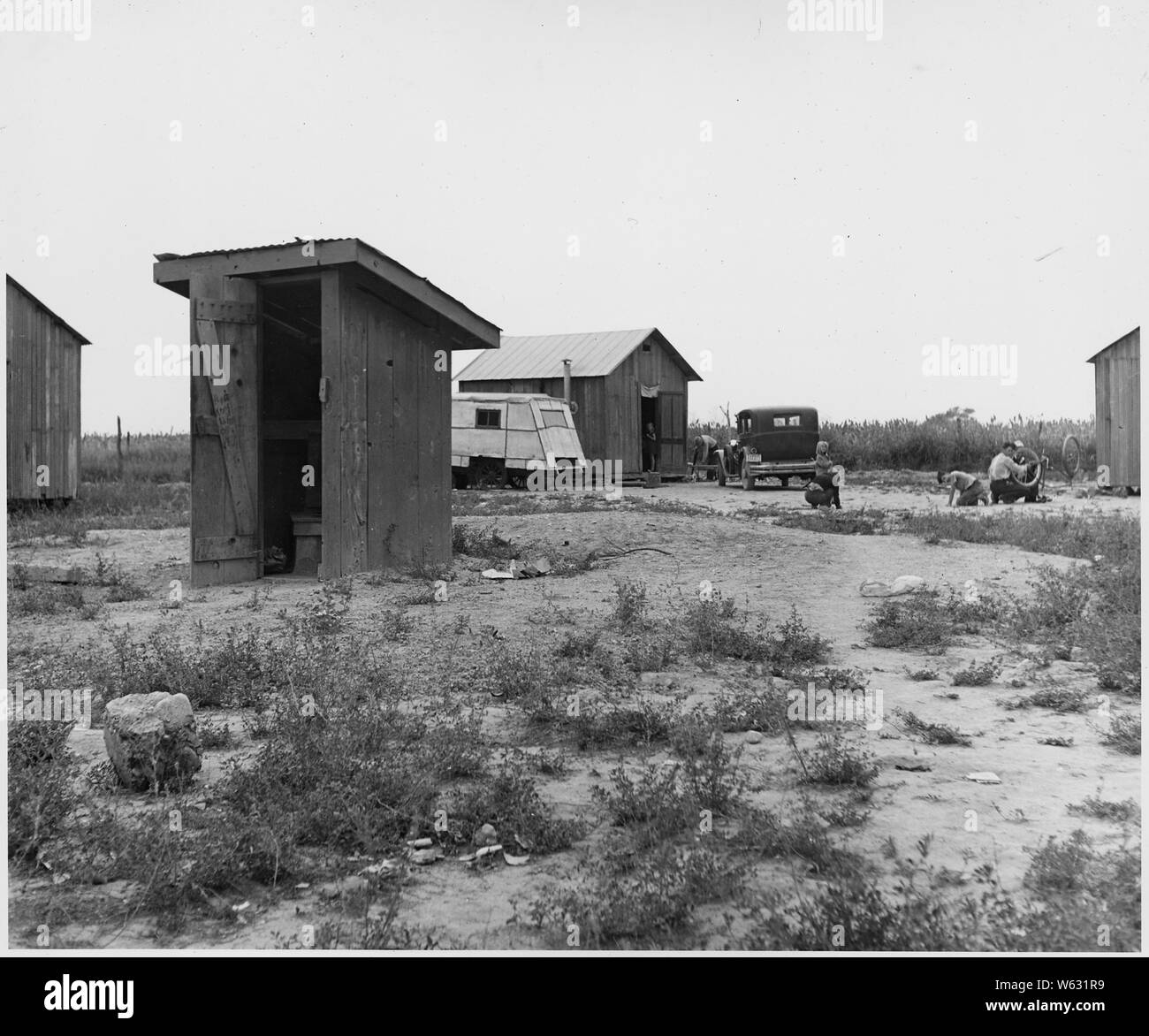 Chandler, Maricopa County, Arizona. Auto campeggio per raccoglitrici di cotone. Sedici one-room cabine. Affitto - $1 . . .; Portata e contenuto: Full didascalia recita come segue: Chandler, Maricopa County, Arizona. Auto campeggio per raccoglitrici di cotone. Sedici one-room cabine. Affitto - $1.00 a settimana. Nessun servizio di rifiuti, acqua dal negozio di alimentari, un quarto di miglio di distanza, leaky tetti e facciate di case. Confrontare con le fotografie della cooperativa FSA part-time farm a circa un miglio di distanza. Foto Stock