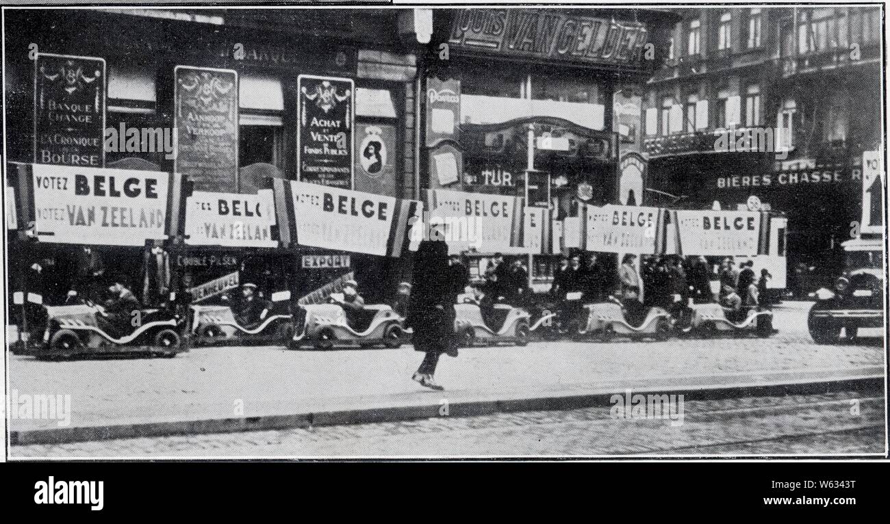UNE CAMPAGNE ÉLECTORALE À L'AMÉRICAINE DANS LA BONNE VILLE DE BRUXELLES.DES CONVOIS D'AUTOS MINIATURES DÉFILENT À TRAVERS LES RUES DE LA CAPITALE BELG Foto Stock