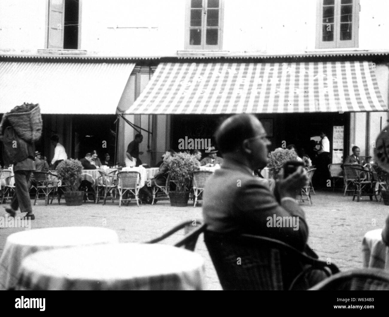 Eva Braun Collection (album 5) - Uomo nella strada laterale cafe a Capri Italia ca. fine degli anni trenta del novecento Foto Stock