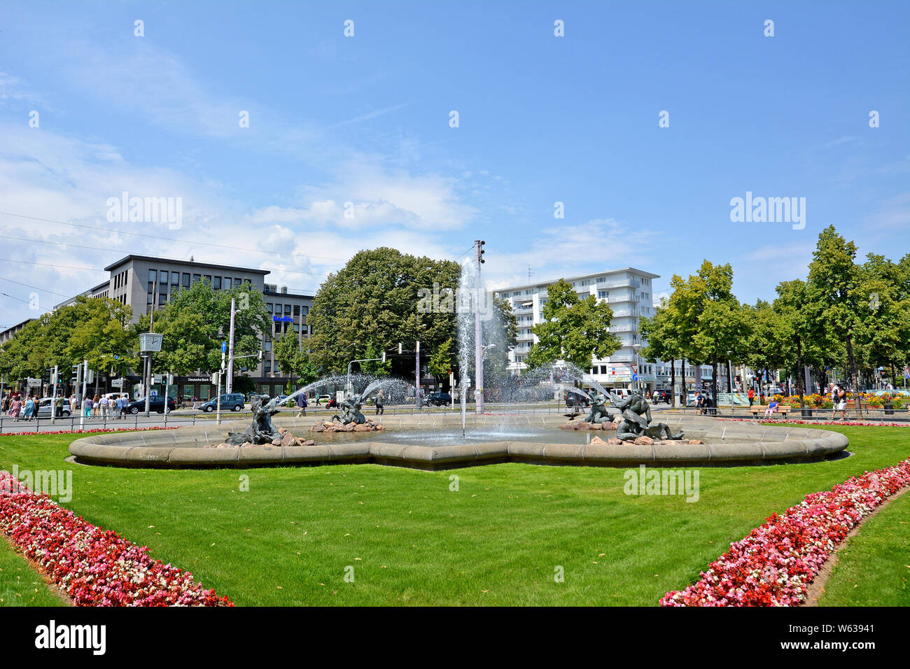 Mannheim, Germania - Luglio 2019: fontane ad acqua con mermen e pesce la spruzzatura di acqua nel centro della città di Mannheim su piazza chiamata "Friedrichsplatz' Foto Stock