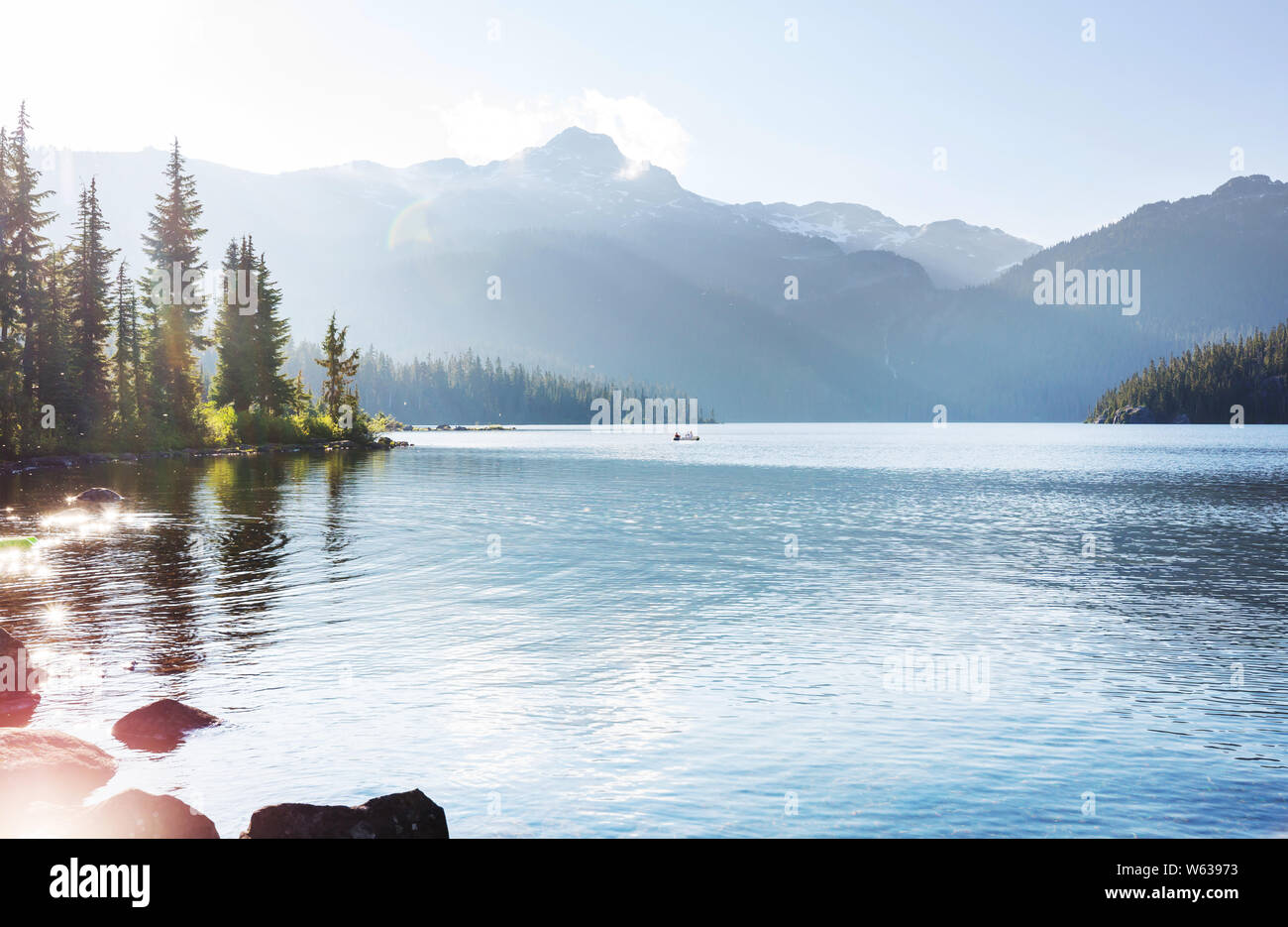 Serena scena dal lago di montagna con la riflessione delle rocce in acqua calma. Foto Stock