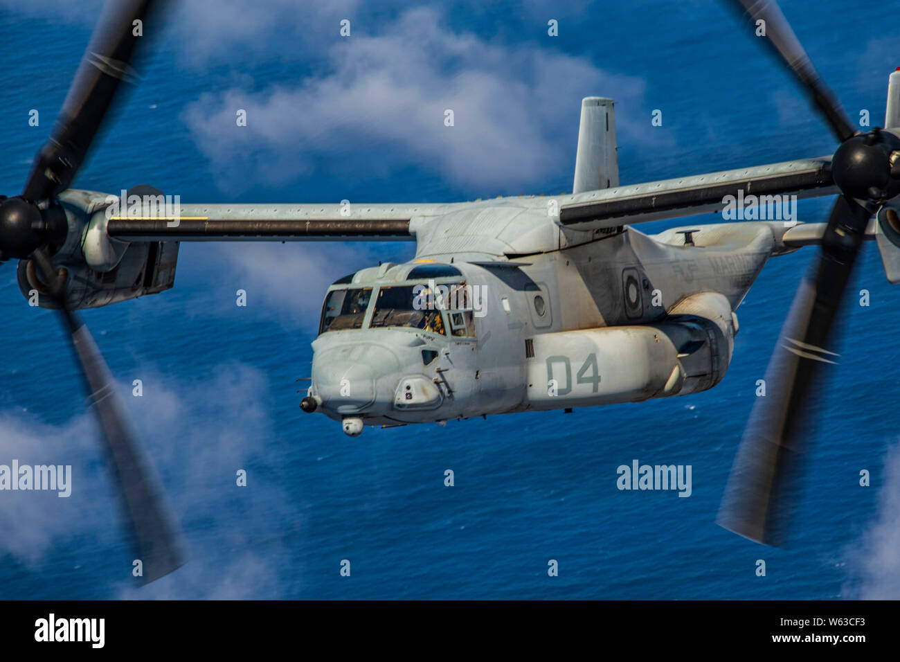 Stati Uniti Marines con Marine mezzo squadrone Tiltrotor 268 (VMM-268), Marine Aircraft Group 24, eseguito un funerale cavalcavia per Lancia Cpl. Edward Claybin, cimitero nazionale del Pacifico, Hawaii, luglio 29, 2019. Claybin servito durante la Guerra del Vietnam e si è aggiudicato la traversa di marina per le sue azioni durante il conflitto. (U.S. Marine Corps foto di Cpl. Brendan Custer) Foto Stock