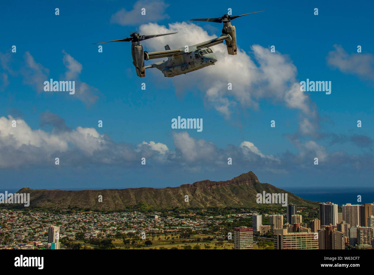 Stati Uniti Marines con Marine mezzo squadrone Tiltrotor 268 (VMM-268), Marine Aircraft Group 24, eseguito un funerale cavalcavia per Lancia Cpl. Edward Claybin, cimitero nazionale del Pacifico, Hawaii, luglio 29, 2019. Claybin servito durante la Guerra del Vietnam e si è aggiudicato la traversa di marina per le sue azioni durante il conflitto. (U.S. Marine Corps foto di Cpl. Brendan Custer) Foto Stock