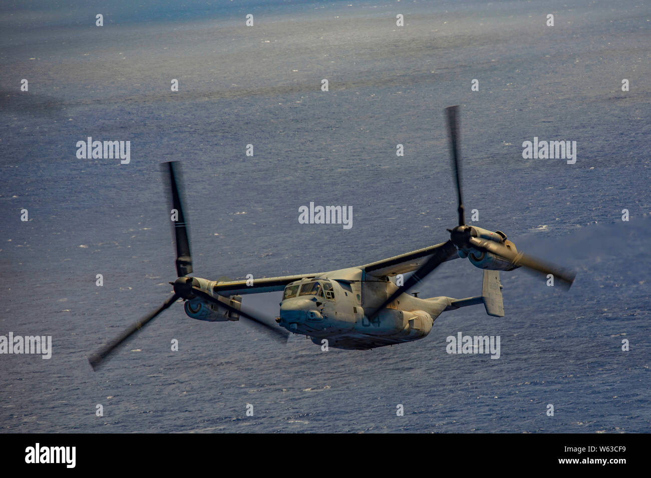 Stati Uniti Marines con Marine mezzo squadrone Tiltrotor 268 (VMM-268), Marine Aircraft Group 24, eseguito un funerale cavalcavia per Lancia Cpl. Edward Claybin, cimitero nazionale del Pacifico, Hawaii, luglio 29, 2019. Claybin servito durante la Guerra del Vietnam e si è aggiudicato la traversa di marina per le sue azioni durante il conflitto. (U.S. Marine Corps foto di Cpl. Brendan Custer) Foto Stock