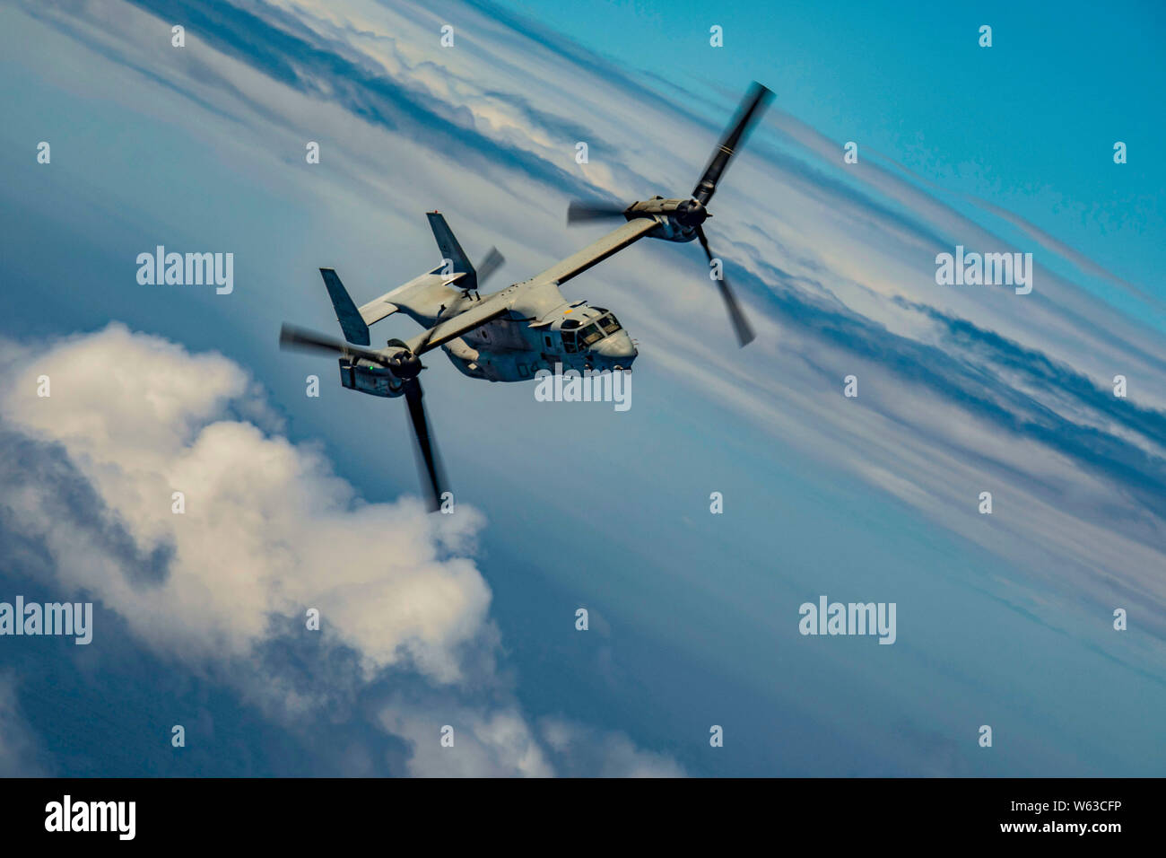 Stati Uniti Marines con Marine mezzo squadrone Tiltrotor 268 (VMM-268), Marine Aircraft Group 24, eseguito un funerale cavalcavia per Lancia Cpl. Edward Claybin, cimitero nazionale del Pacifico, Hawaii, luglio 29, 2019. Claybin servito durante la Guerra del Vietnam e si è aggiudicato la traversa di marina per le sue azioni durante il conflitto. (U.S. Marine Corps foto di Cpl. Brendan Custer) Foto Stock