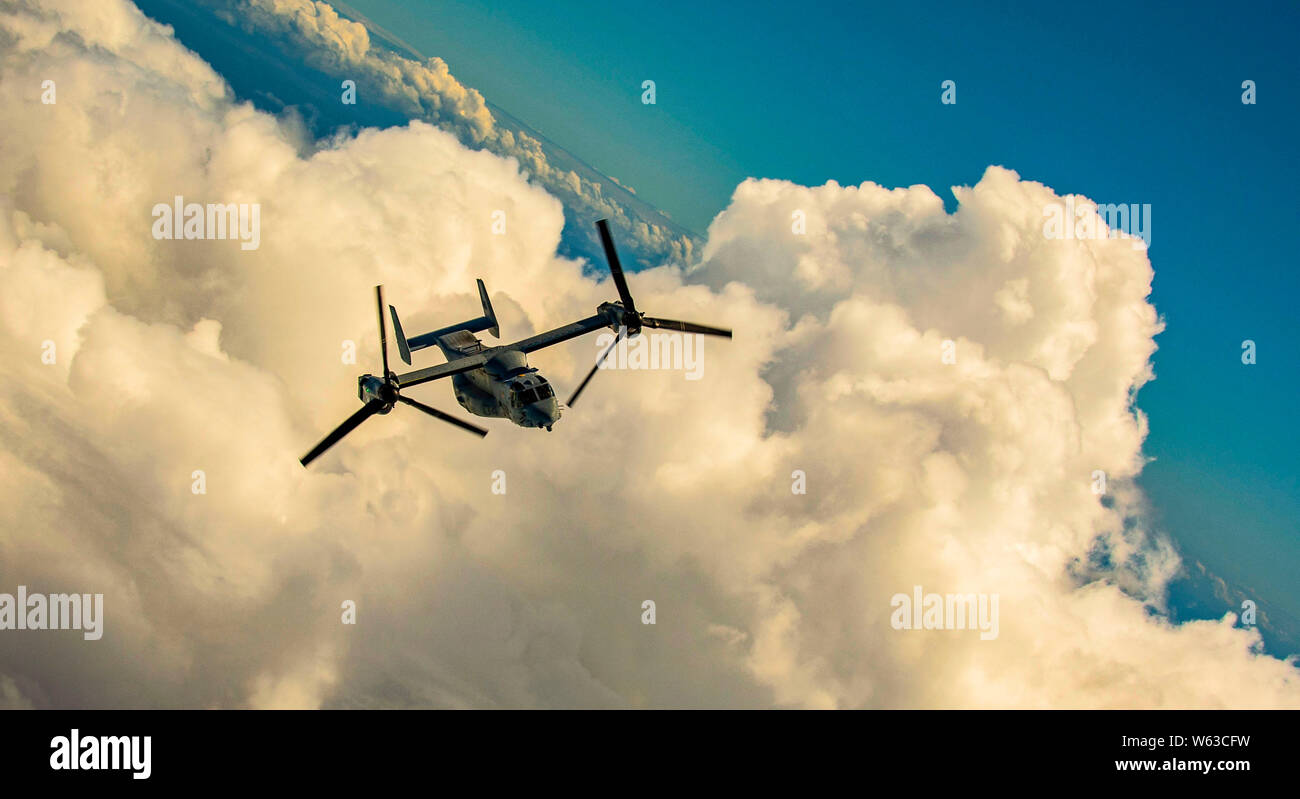Stati Uniti Marines con Marine mezzo squadrone Tiltrotor 268 (VMM-268), Marine Aircraft Group 24, eseguito un funerale cavalcavia per Lancia Cpl. Edward Claybin, cimitero nazionale del Pacifico, Hawaii, luglio 29, 2019. Claybin servito durante la Guerra del Vietnam e si è aggiudicato la traversa di marina per le sue azioni durante il conflitto. (U.S. Marine Corps foto di Cpl. Brendan Custer) Foto Stock