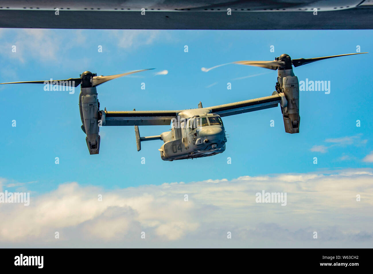 Stati Uniti Marines con Marine mezzo squadrone Tiltrotor 268 (VMM-268), Marine Aircraft Group 24, eseguito un funerale cavalcavia per Lancia Cpl. Edward Claybin, cimitero nazionale del Pacifico, Hawaii, luglio 29, 2019. Claybin servito durante la Guerra del Vietnam e si è aggiudicato la traversa di marina per le sue azioni durante il conflitto. (U.S. Marine Corps foto di Cpl. Brendan Custer) Foto Stock