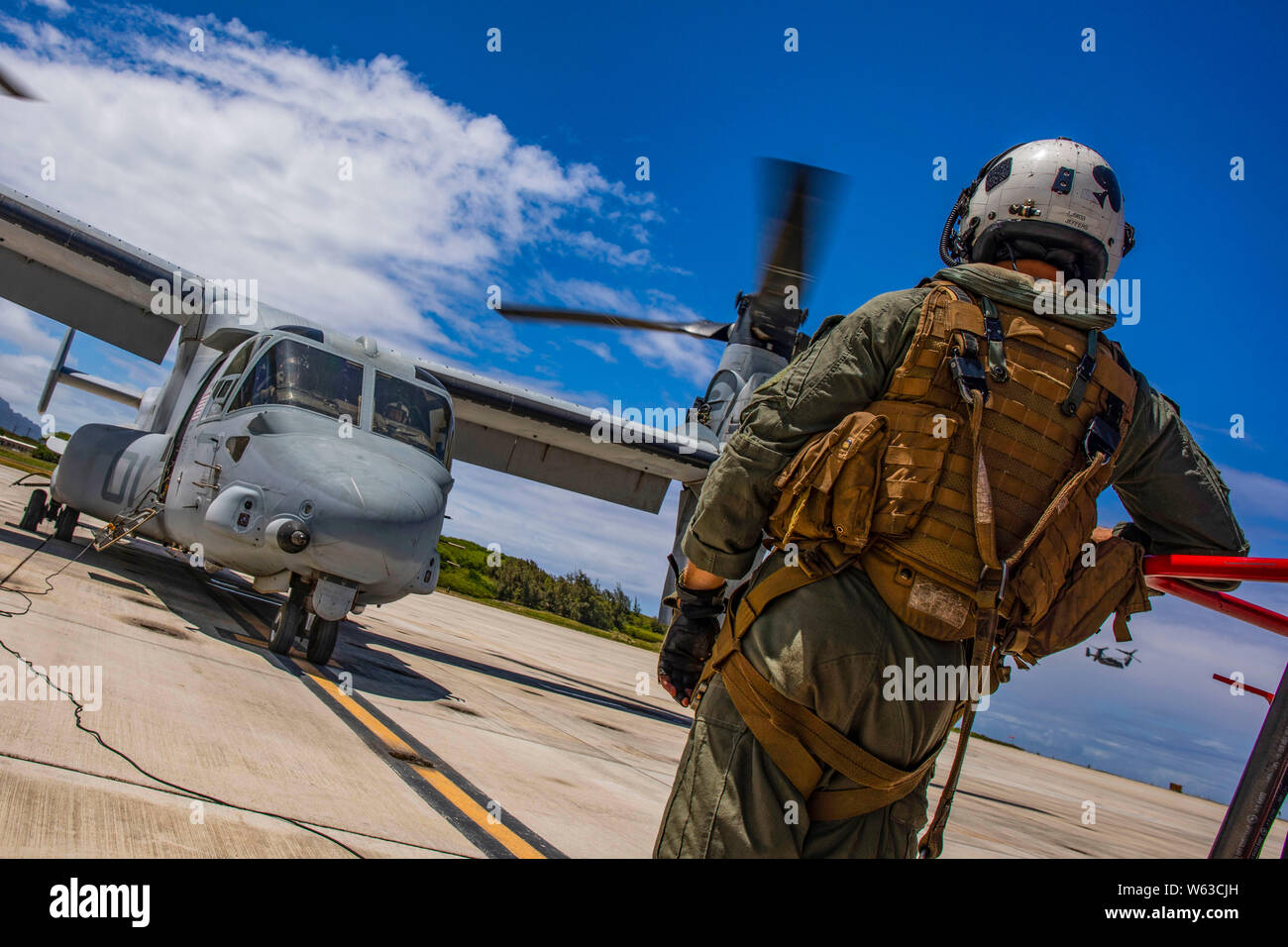 Stati Uniti Marines con Marine mezzo squadrone Tiltrotor 268 (VMM-268), Marine Aircraft Group 24, eseguito un funerale cavalcavia per Lancia Cpl. Edward Claybin, cimitero nazionale del Pacifico, Hawaii, luglio 29, 2019. Claybin servito durante la Guerra del Vietnam e si è aggiudicato la traversa di marina per le sue azioni durante il conflitto. (U.S. Marine Corps foto di Cpl. Brendan Custer) Foto Stock