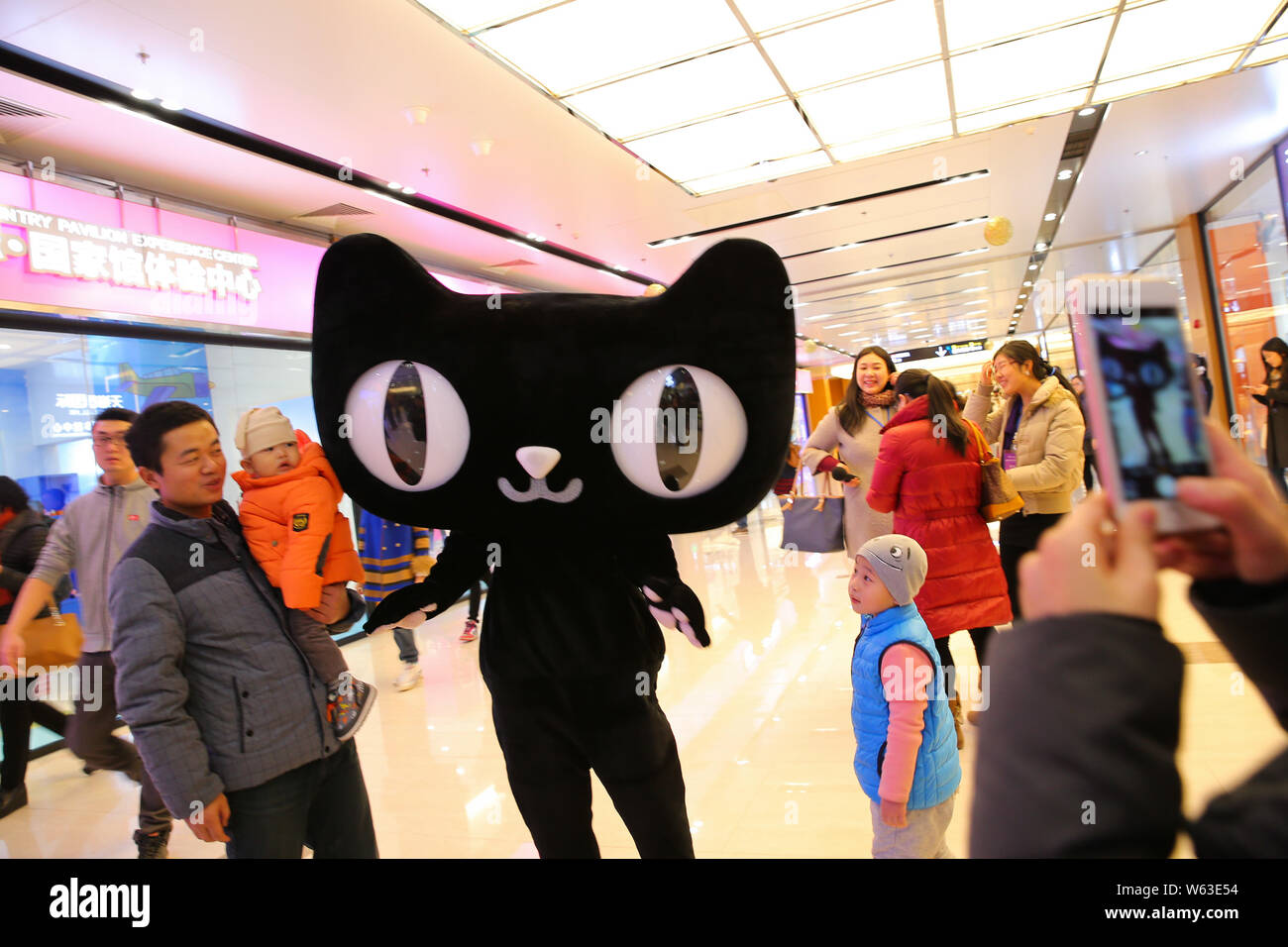--FILE--persone visitano il Tmall Global-Country Pavilion Centro Esperienze del gruppo Alibaba a Tianjin, Cina, 10 gennaio 2016. Alibaba di shopping pla Foto Stock