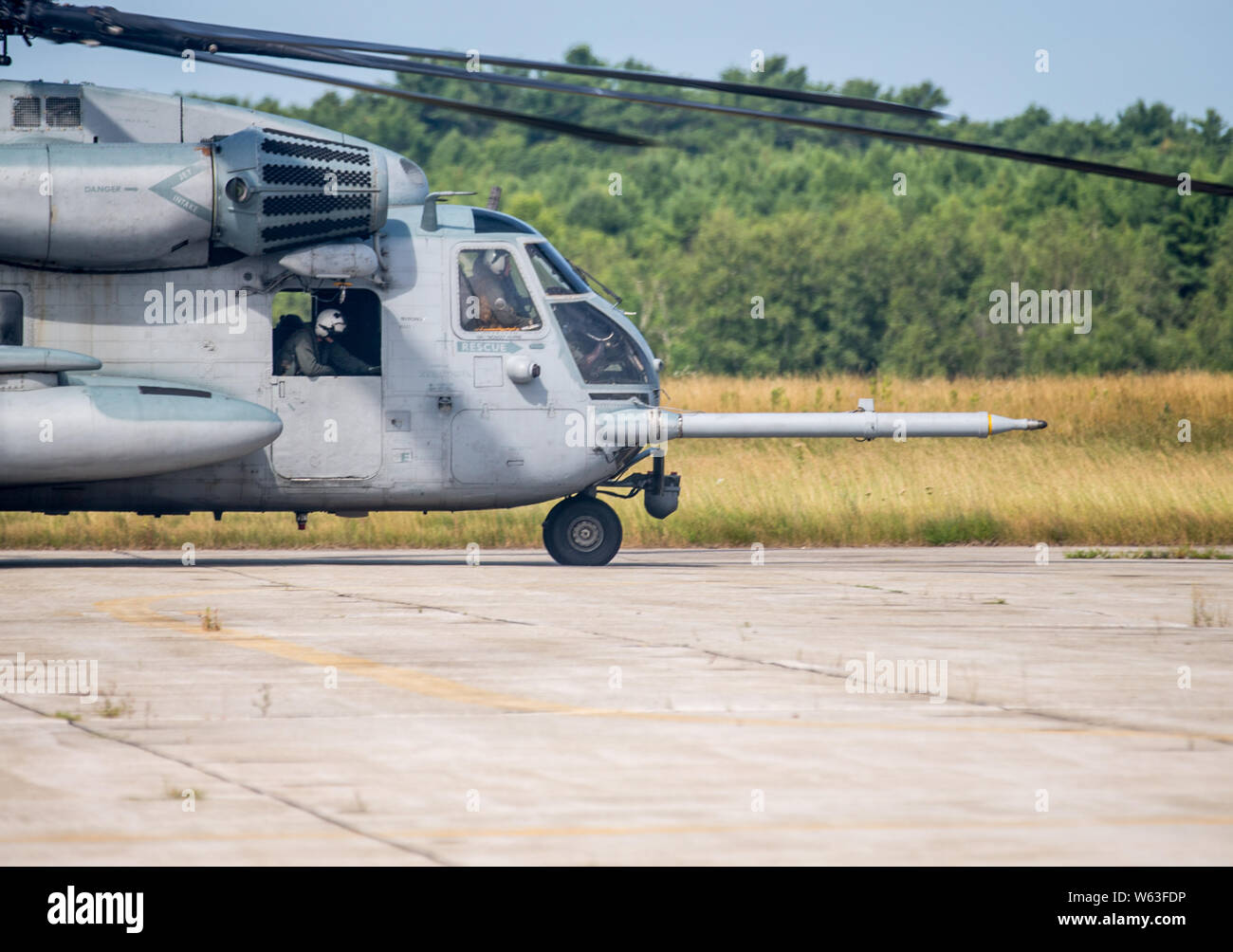 Un CH-53E Super Stallion con Marine elicottero pesante Squadron (HMH) 461, taxied al volo di linea per il decollo, concludendo la distribuzione per l'evento di formazione a Brunswick, Maine, luglio 24, 2019. Lo scopo di HMH-461's deployment per la formazione è di aumentare lo squadrone il Proficiency in terreno montuoso operazioni, per condurre una missione compiti essenziali in un ambiente stimolante e migliorare la prontezza di combattimento. (U.S. Marine Corps foto di Cpl. Micha Pierce) Foto Stock
