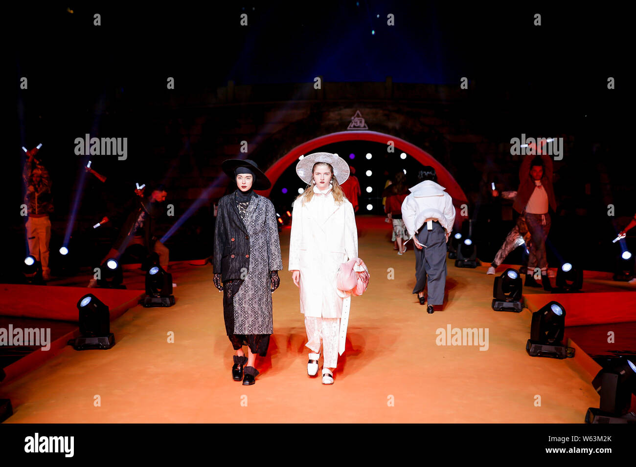 Visualizzazione modelli nuove collezioni di designer indipendente a 'See ora, Acquista ora' fashion show durante la Taobao Maker Festival sul Ponte Rotto Foto Stock