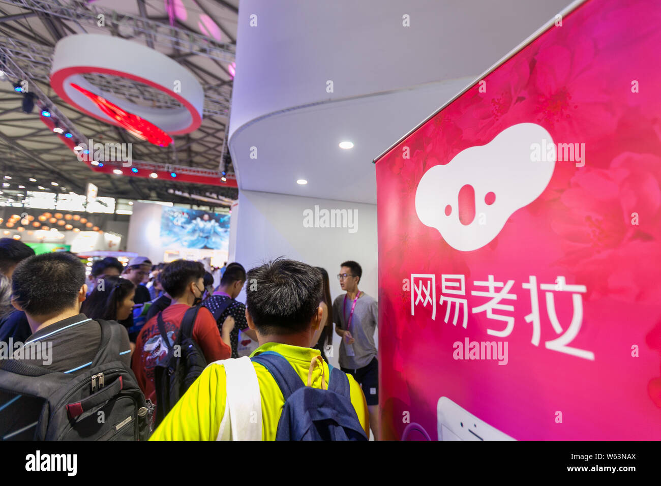 --FILE -- la gente visita lo stand della gabbia di NetEase transfrontaliera della piattaforma di e-commerce Kaola.com durante il XVI Cina Digital Entertainment Expo, Foto Stock