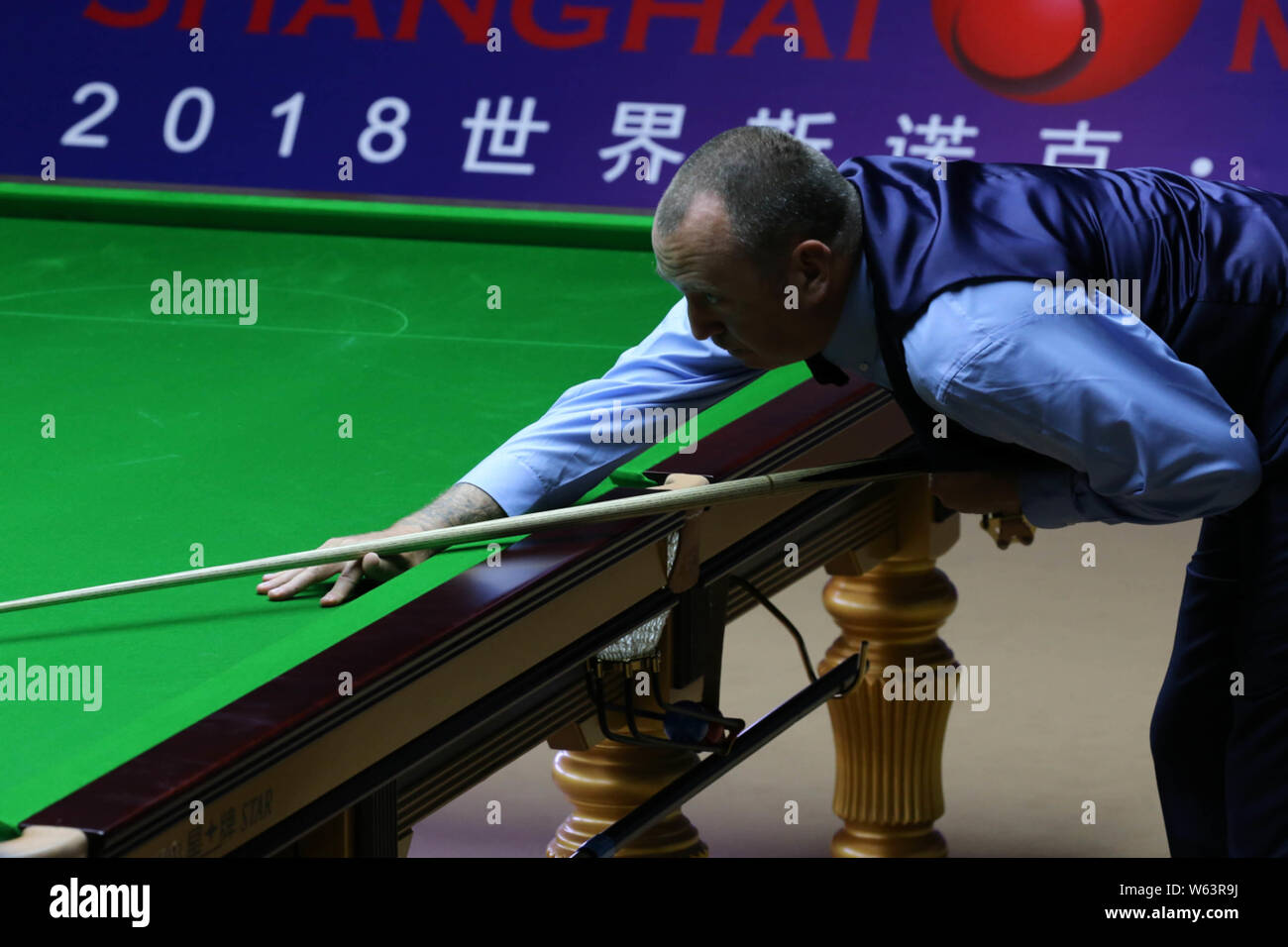 Mark Williams del Galles mostra la sua abilità durante la Nazionale Dilettanti Masters di Snooker prima del 2018 Shanghai Masters snooker nel torneo di Shanghai, C Foto Stock