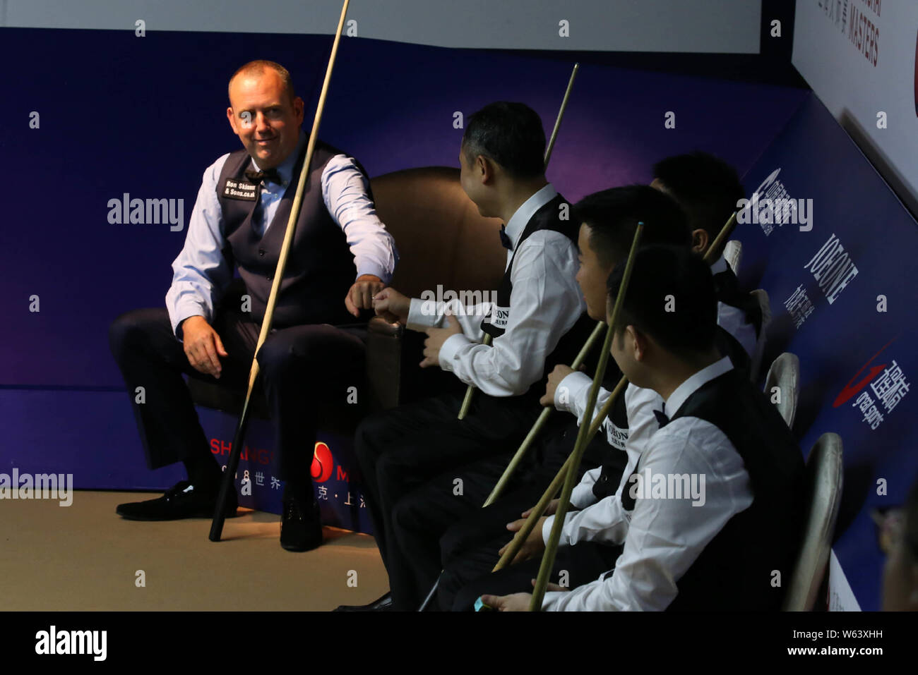 Mark Williams del Galles i colloqui con gli operatori cinesi durante la Nazionale Dilettanti Masters di Snooker prima del 2018 Shanghai Masters snooker torneo in S Foto Stock