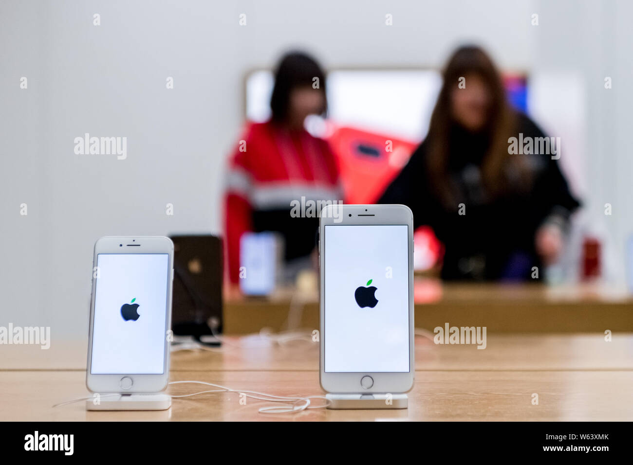 --FILE--Apple iPhone gli smartphone sono in vendita presso un negozio Apple Store in un centro commerciale per lo shopping di Shanghai, Cina, 23 agosto 2018. La Cina ha annunciato il Martedì Foto Stock