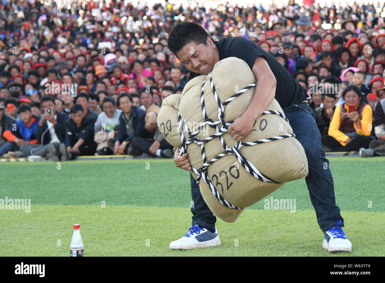 Un partecipante tenta di sollevare un contrappeso durante un uomo forte sfida nella contea di Markam, Chamdo city, a sud-ovest della Cina di regione autonoma del Tibet, 4 Settemb Foto Stock