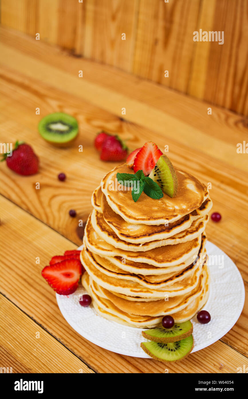 Deliziose frittelle su sfondo di legno Foto Stock