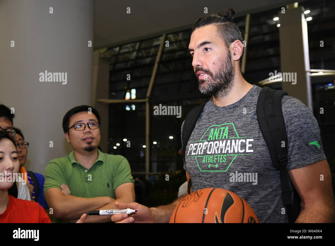 Argentina di giocatore di basket ed ex giocatore di basket Luis Scola, il nuovo giocatore di Shanghai gli squali di cinese di pallacanestro, è accolto da Foto Stock