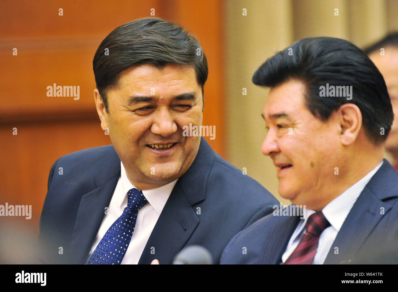 --FILE--Nur Bekri, sinistra, vice presidente nazionale cinese per lo sviluppo e la riforma della commissione NDRC () e Direttore del National Energy Administration, un Foto Stock