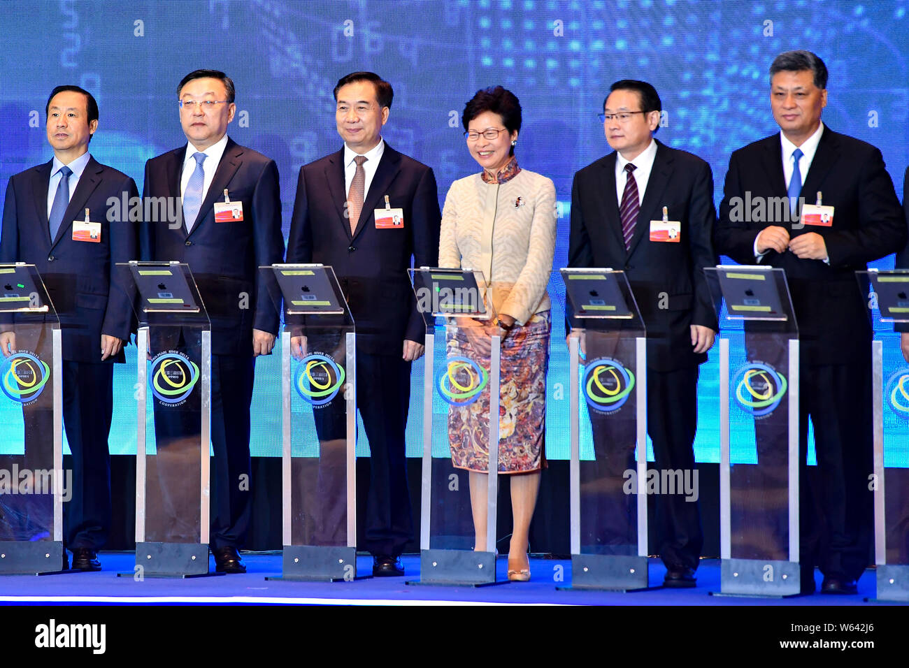 Hong Kong Chief Executive Carrie Lam Cheng Yuet-ngor, la terza a destra, assiste il dodicesimo Pan-Pearl River Delta (mandato) Cooperazione & Sviluppo Forum e E Foto Stock