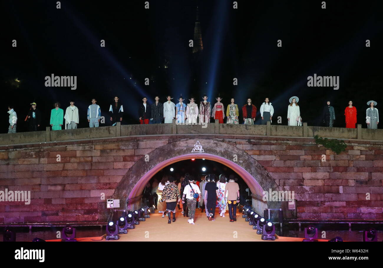 Visualizzazione modelli nuove collezioni di designer indipendente a 'See ora, Acquista ora' fashion show durante la Taobao Maker Festival sul Ponte Rotto Foto Stock