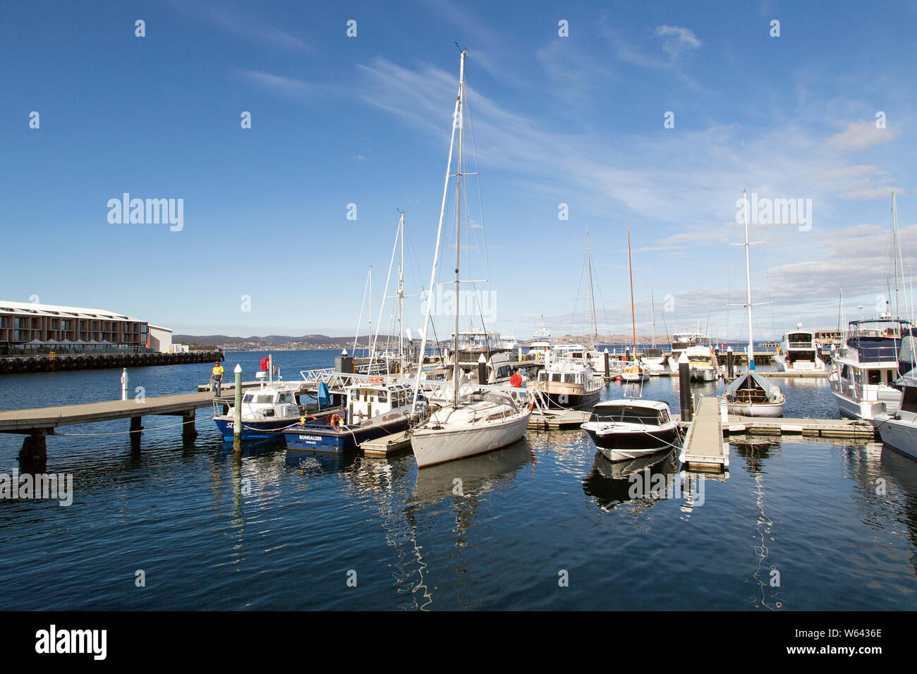 Hobart, Tasmania, Australia: Aprile 01, 2019: yacht ormeggiati a Hobart Marina su un cielo blu al giorno. Foto Stock