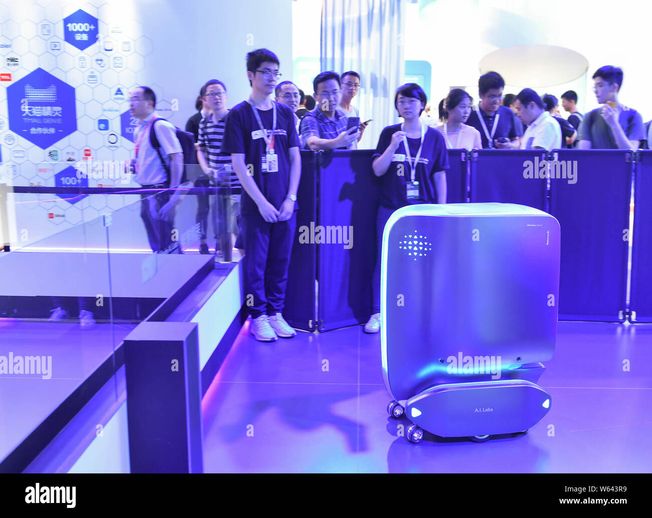 Un Intelligente Ospitalita E Robot Di Servizio Azionati Da Aligenie Il Software Che Alimenta Smart Speaker Tmall Genie Lanciato Da Alibaba A I Laboratori Di Foto Stock Alamy