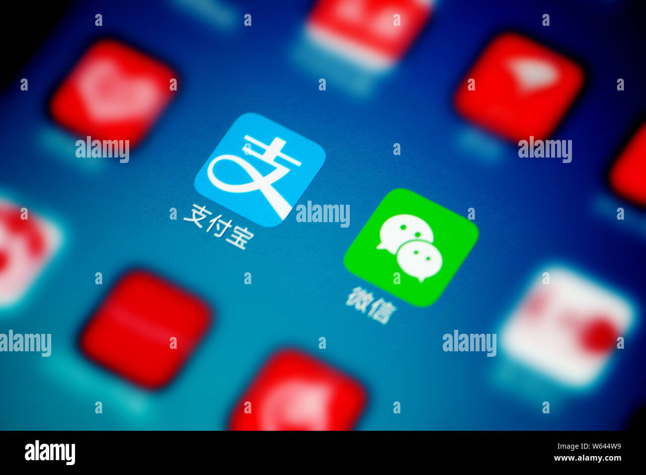 --FILE - Consente di visualizzare le icone di Alipay, sinistra, il servizio di pagamento online di cinesi e-commerce gigante di Alibaba Ant finanziario, e l'app commessaging abbiamo Foto Stock