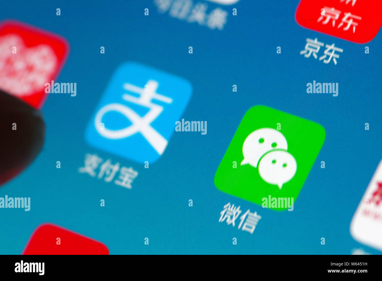 --FILE - Consente di visualizzare le icone di Alipay, sinistra, il servizio di pagamento online di cinesi e-commerce gigante di Alibaba Ant finanziario, e l'app commessaging abbiamo Foto Stock