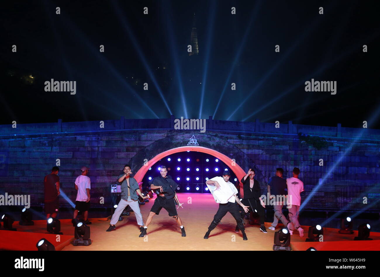 Visualizzazione modelli nuove collezioni di designer indipendente a 'See ora, Acquista ora' fashion show durante la Taobao Maker Festival sul Ponte Rotto Foto Stock