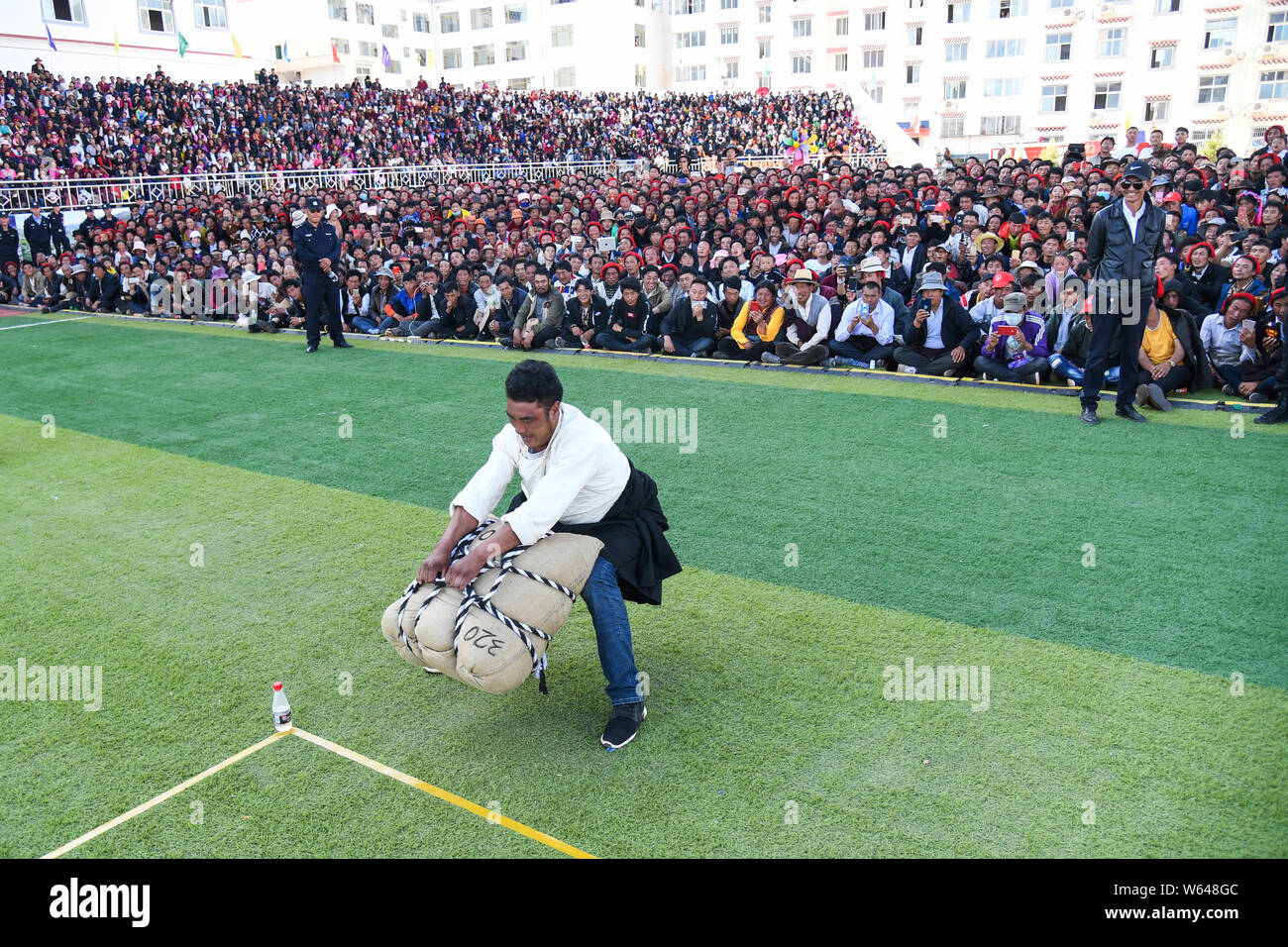 Un partecipante tenta di sollevare un contrappeso durante un uomo forte sfida nella contea di Markam, Chamdo city, a sud-ovest della Cina di regione autonoma del Tibet, 4 Settemb Foto Stock