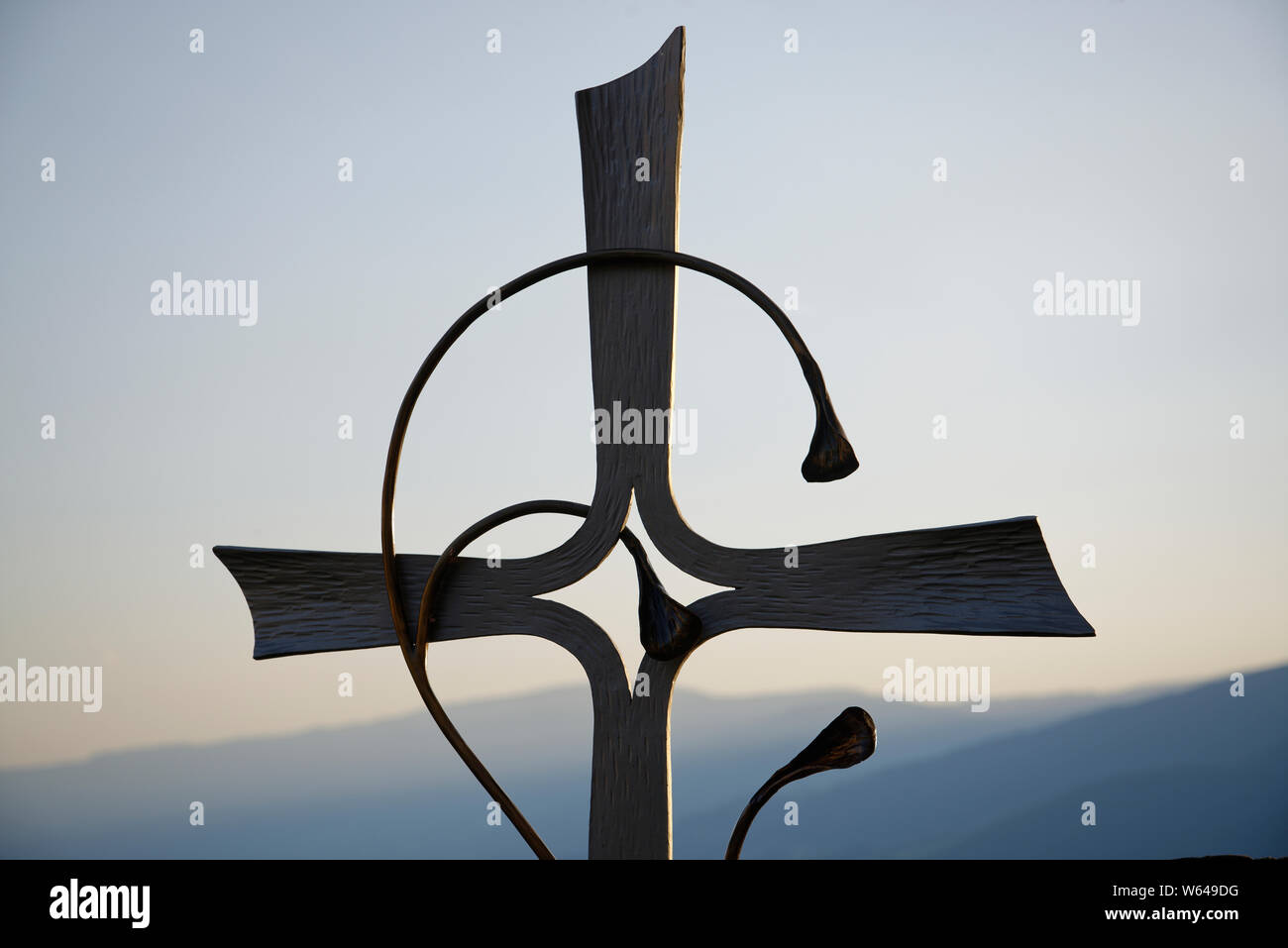Croce di metallo, individualmente progettato per originalità, per contrassegnare una tomba. Foto Stock