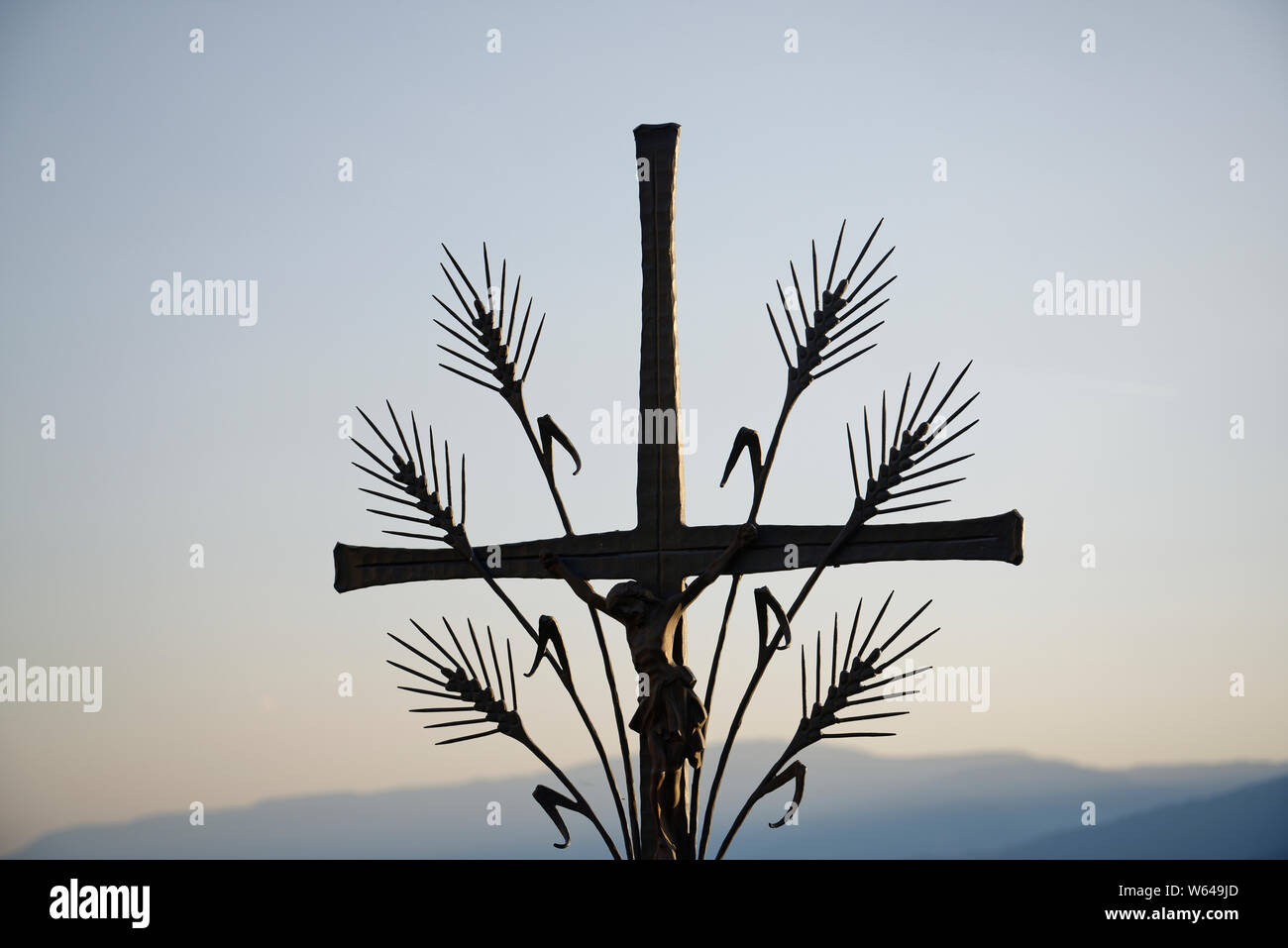 Croce di metallo, individualmente progettato per originalità, per contrassegnare una tomba. Foto Stock