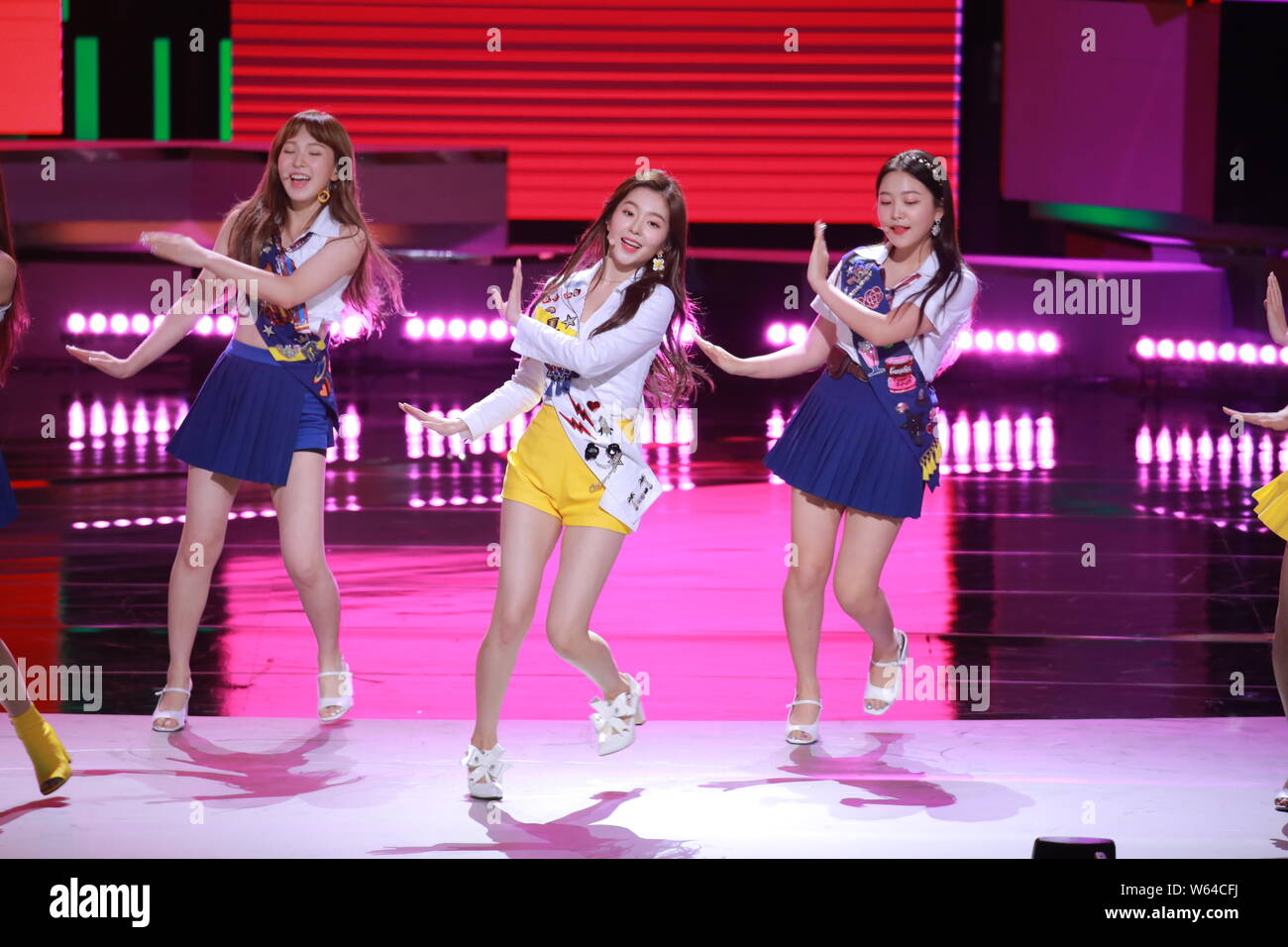 (Da sinistra) Wendy, Yeri e Irene Corea del Sud ragazza gruppo Red Velvet eseguire durante il XIII Seoul International Drama Awards 2018 a Seoul, Sud Foto Stock