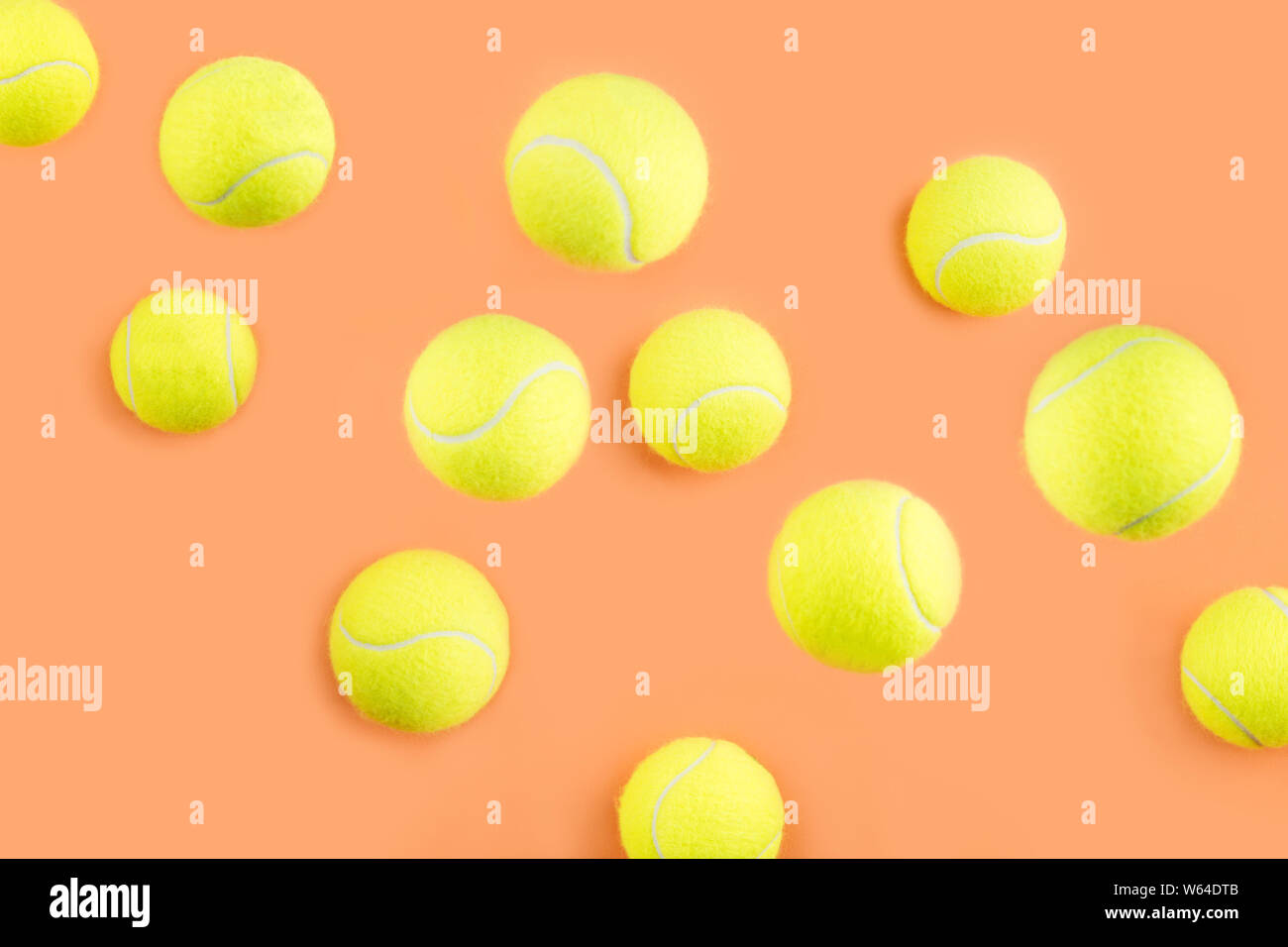 Il rimbalzo palla da tennis pattern sul corallo arancione sfondo astratto. Gioco, pratica, il concetto di concorrenza Foto Stock