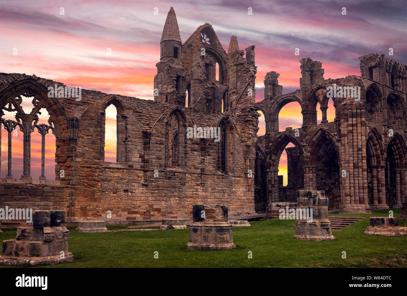 Rovine di Whitby Abbey al tramonto. North Yorkshire, Inghilterra Foto Stock